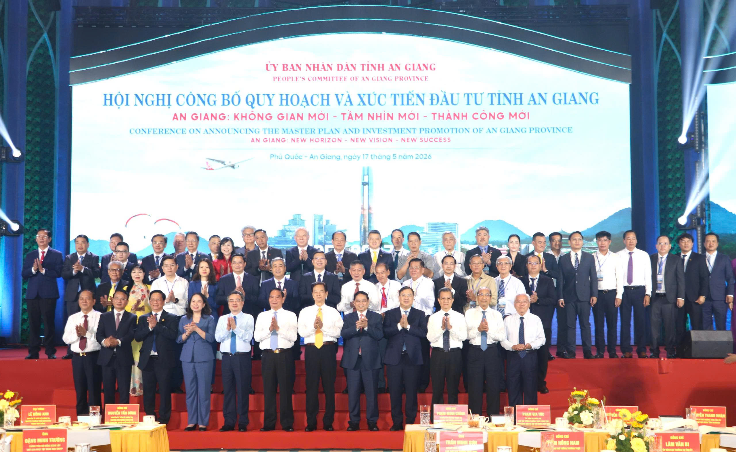 Đại biểu chụp ảnh lưu niệm