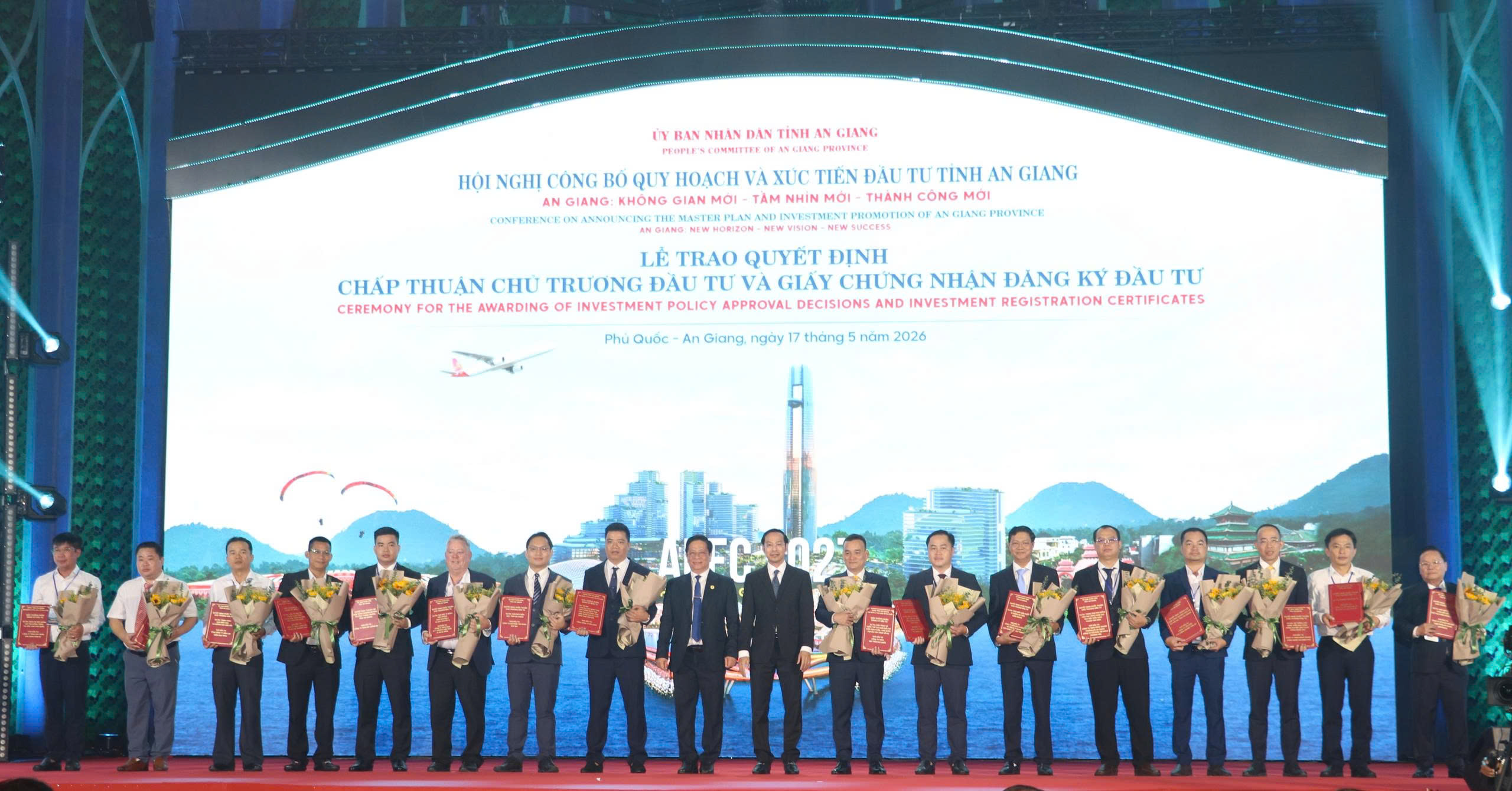 Ủy viên Ban Chấp hành Trung ương Đảng, Phó Bí thư Tỉnh ủy, Chủ tịch UBND tỉnh Hồ Văn Mừng và Phó Bí thư Thường trực Tỉnh ủy, Chủ tịch HĐND tỉnh Nguyễn Thanh Nhàn trao Quyết định chấp thuận chủ trương đầu tư và Giấy chứng nhận đăng ký đầu tư cho các nhà đầu tư và trao hoa chúc mừng các nhà đầu tư