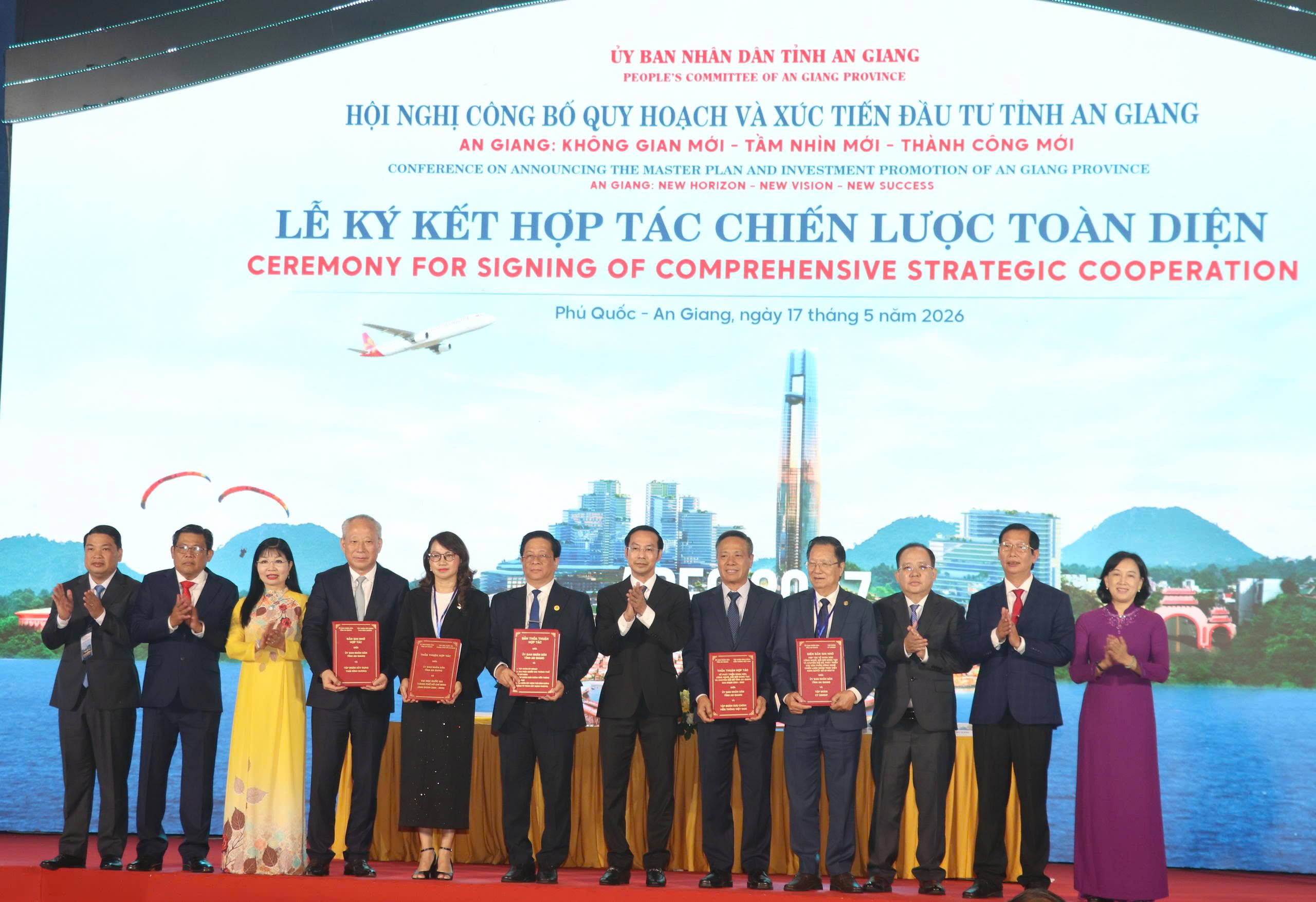 Ủy viên Ban Chấp hành Trung ương Đảng, Phó Bí thư Tỉnh ủy, Chủ tịch UBND tỉnh Hồ Văn Mừng ký kết hợp tác toàn diện với 4 đối tác chiến lược