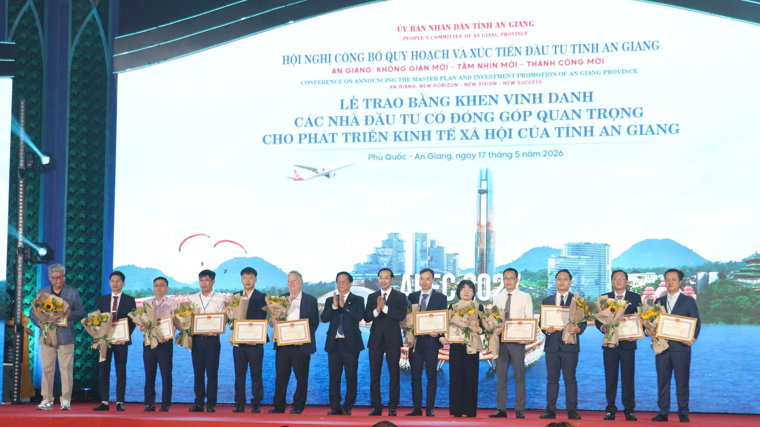 Ủy viên Ban Chấp hành Trung ương Đảng, Phó Bí thư Tỉnh ủy, Chủ tịch UBND tỉnh Hồ Văn Mừng và Phó Bí thư Thường trực Tỉnh ủy, Chủ tịch HĐND tỉnh Nguyễn Thanh Nhàn trao Bằng khen của Chủ tịch UBND tỉnh cho 12 tập thể, đã có dự án đầu tư và đóng góp quan trọng cho sự phát triển kinh tế - xã hội của tỉnh An Giang