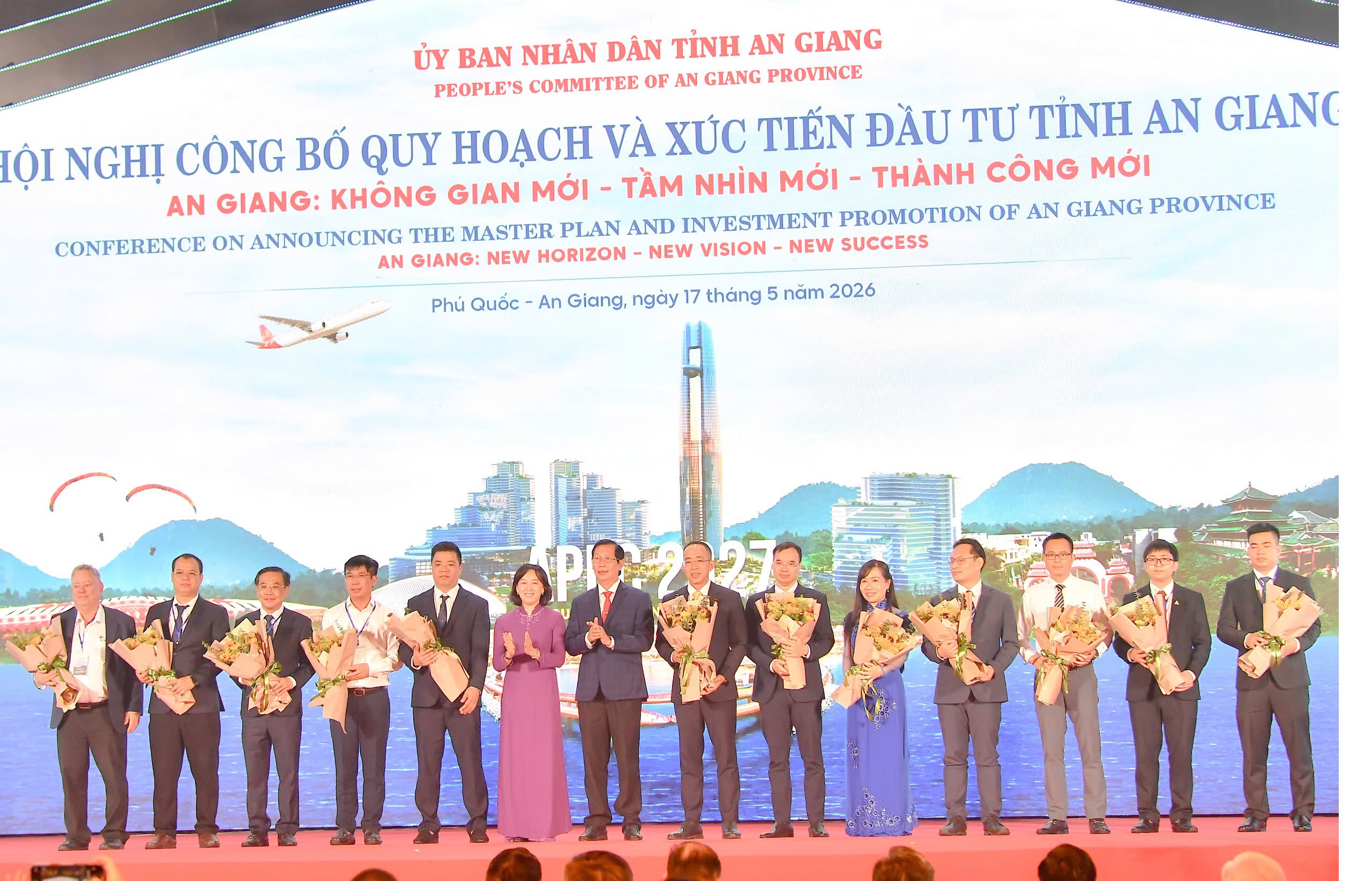 Phó Chủ tịch UBND tỉnh Lê Văn Phước và Phó Chủ tịch UBND tỉnh Nguyễn Thị Minh Thúy tặng hoa cảm ơn các đơn vị đồng hành góp phần vào thành công của Hội nghị