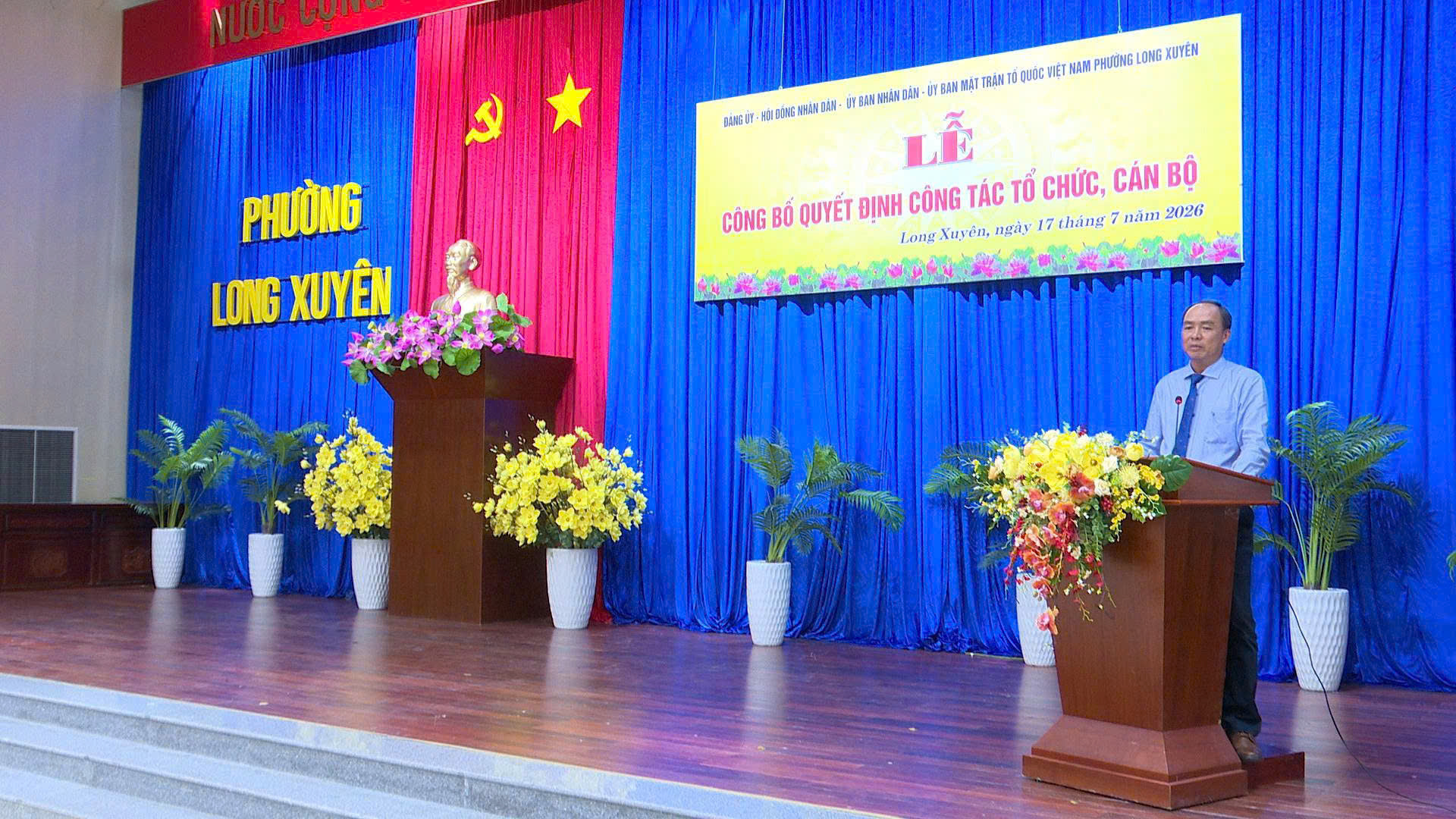 Đồng chí Lâm Quang Thi, Tỉnh ủy viên, Bí thư Đảng ủy, Chủ tịch HĐND phường phát biểu tại buổi Lễ